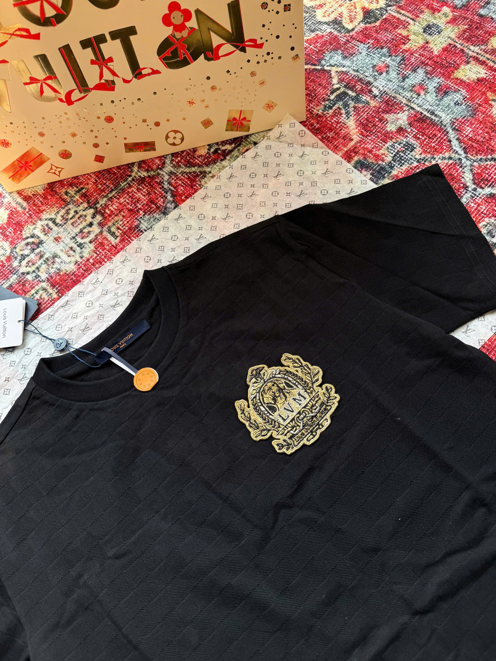 Áo phông T-shirt len Louis Vuitton LV Đen tag logo huy hiệu cún thêu ngực Like Auth on web NV